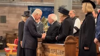 Regele Charles revenire datorie