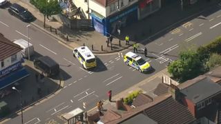 VIDEO- Atac cu sabia lângă o staţie de metrou din Londra! Mai multe persoane, printre care și polițiști, au fost rănite