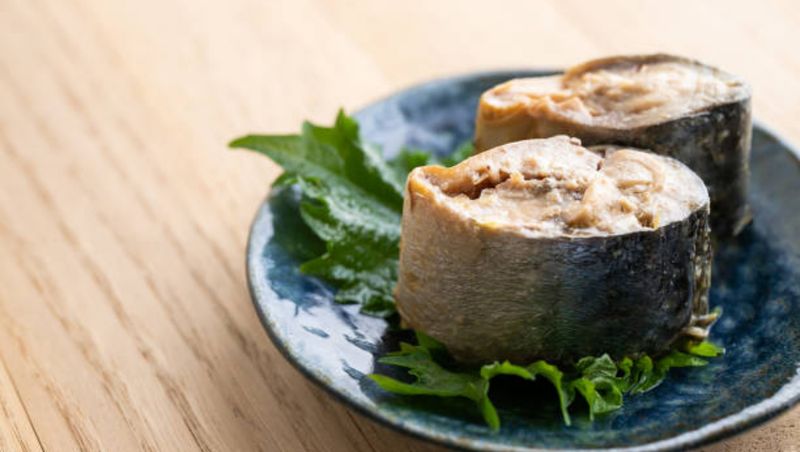 Fetiță și bunică moarte pește