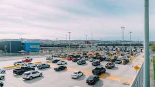 oameni care trec granita