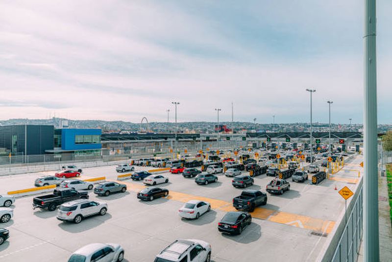 oameni care trec granita