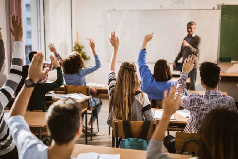 profesor si elevi