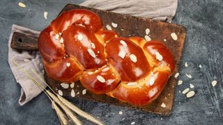 Cum se prepară Tsoureki, cozonacul grecesc delicios? Rețeta simplă a preparatului cu care vei cuceri oaspeții la masa de Paște