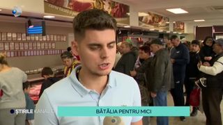 VIDEO- Bătălia pentru mici. Ca să fie siguri că îi cumpără cât mai proaspeți, mii de oameni și-au făcut cumpărăturile în ajun de petrecere