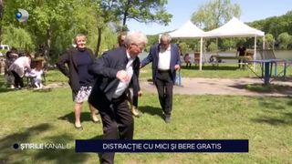 VIDEO- Distracție cu mici și bere gratis. Aproape de campania electorală, primăria a făcut cinste, iar oamenii s-au bucurat din plin