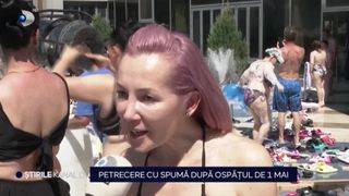 VIDEO- Petrecere cu spumă după ospățul de 1 Mai.  Cei care nu au ajuns până la mare, au petrecut în piscinile cu apă termală din stațiuni