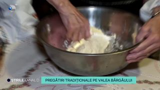 VIDEO- Pregătiri tradiționale pe Valea Bârgăului.  Tradițiile par să fie la ele acasă, iar obiceiul se respectă negreșit