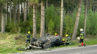 Tineri români, implicați într-un grav accident în Austria! Mașina lor s-a răsturnat în afara carosabilului, după ce un bărbat s-a urcat beat la volan