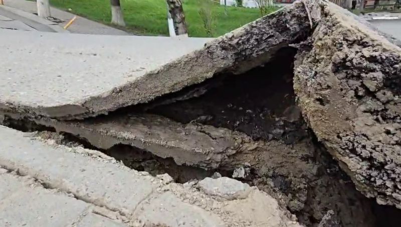 Pericol stradă surpată