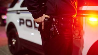 Și-a amenințat sora cu toporul, apoi și pe polițiștii veniți să o salveze. Bucureșteanul a ajuns la spital, împușcat în picior de unul dintre oamenii legii