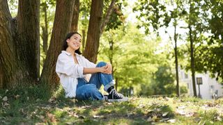 femeie care se bucura de vremea insorita