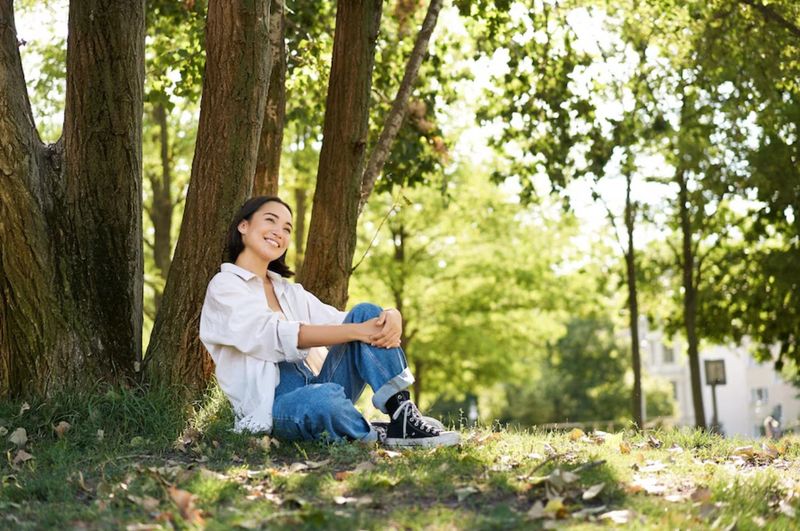femeie care se bucura de vremea insorita