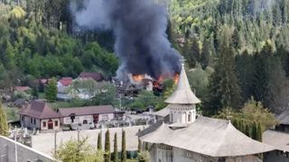 FOTO. Incendiu puternic lângă Mănăstirea Voroneț din Suceava, înainte de Paște. Focul se poate extinde rapid