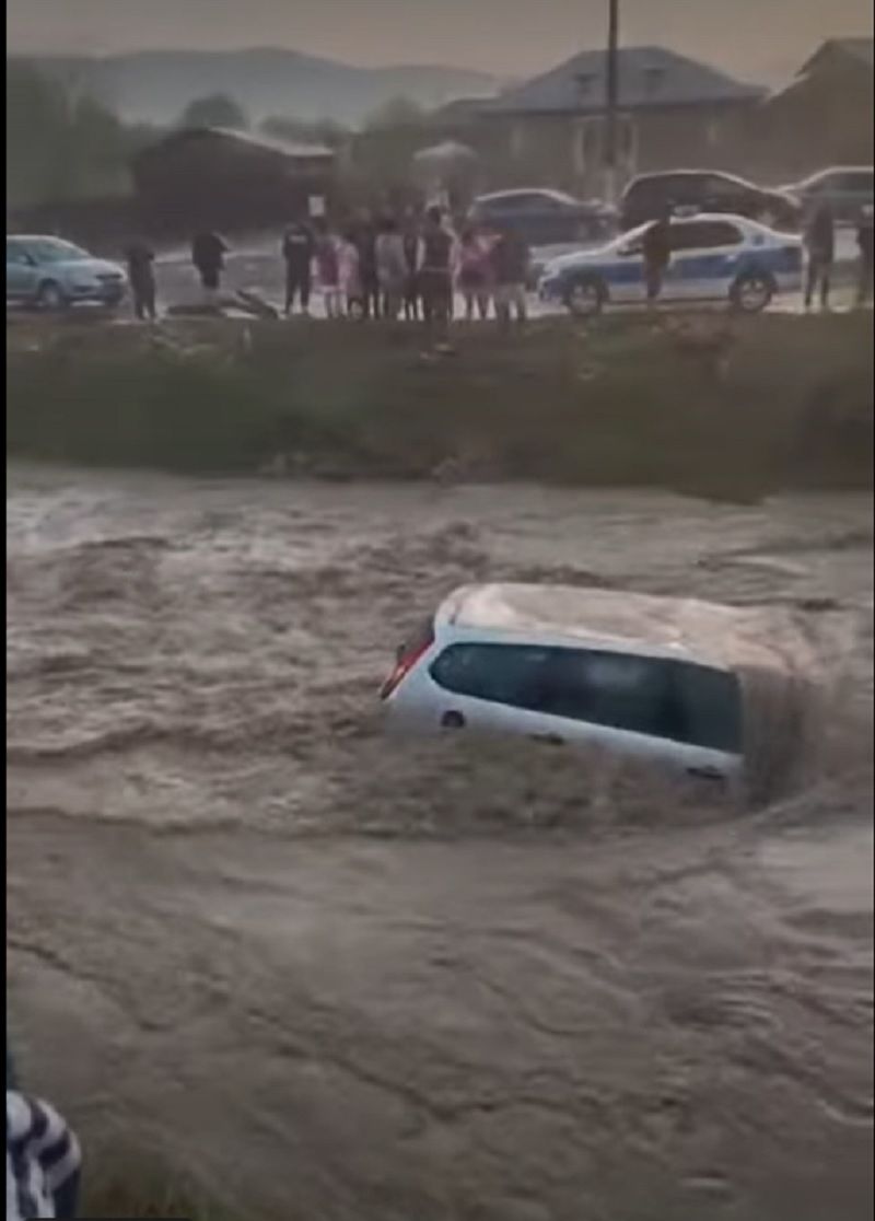 Mașini luate de viitură în Prahova. 