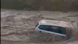 Mașini luate de viitură &icirc;n Prahova. 