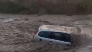 Mașini luate de viitură &icirc;n Prahova. Au fost găsite la peste un kilometru distanță