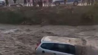 VIDEO. Mașini luate de viitură în Prahova. Au fost găsite la peste un kilometru distanță