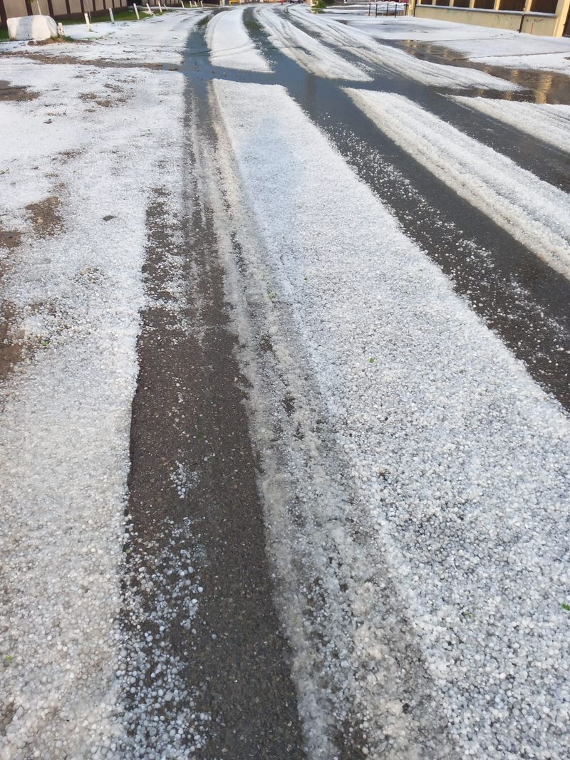 Imagini cu grindina uriașă.