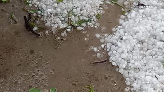 Vreme instabilă la &icirc;nceput de săptăm&acirc;nă. Noi avertizări COD GALBEN de vijelii și căderi de grindină