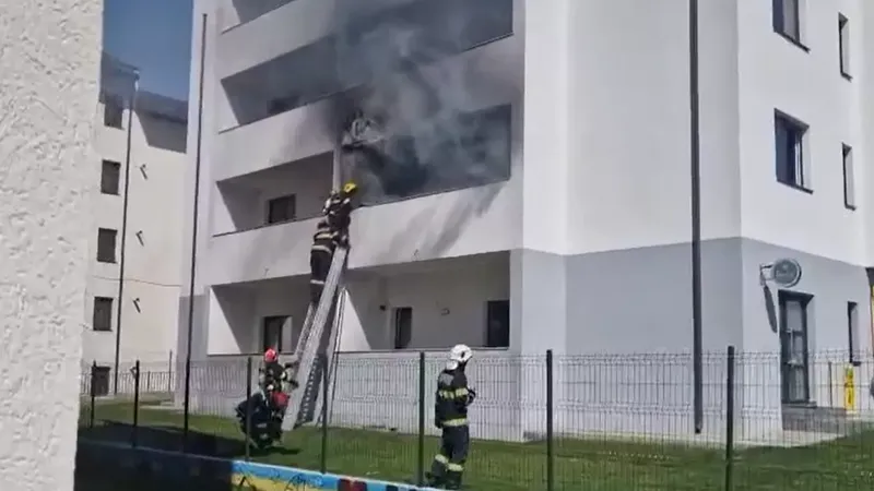 Explozie urmată de incendiu în Iași. Peste 15 persoane au fost evacuate