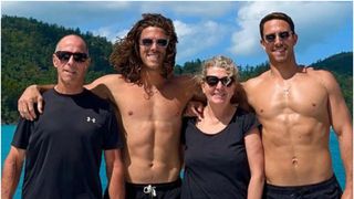 Frații Jake și Callum Robinson, alături de părinții lor&nbsp;