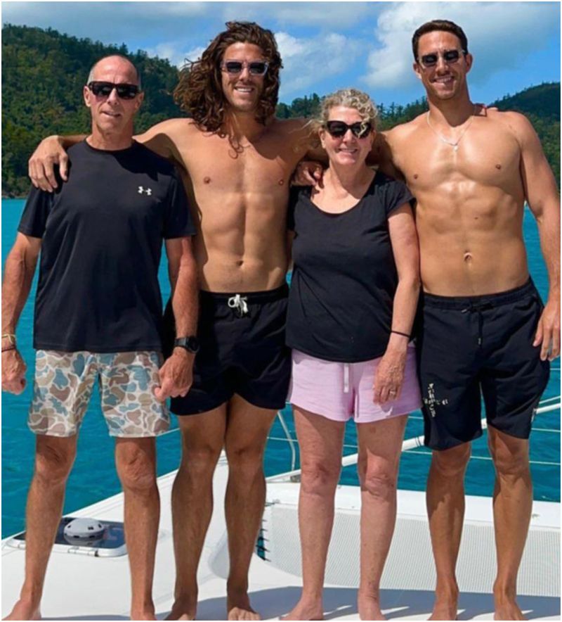 Frații Jake și Callum Robinson, alături de părinții lor 