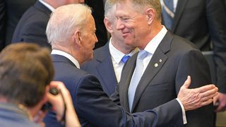 Președintele Klaus Iohannis, primit la Casa Albă de Joe Biden. Ce discută cei doi șefi de stat