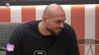 Robi, atras &icirc;n continuare de Virginia