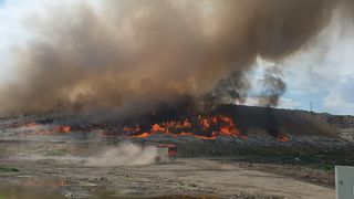 VIDEO- Incendiu puternic la o groapă  de gunoi din Galaţi! Autoritățile au emis mesaj Ro-Alert