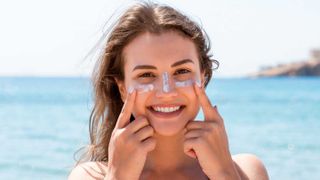 fata la plaja produse cu spf