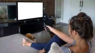 Câți bani scoate o persoană din buzunar pentru a se uita la televizor o oră? Este o sumă ireală