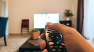 om care apasa pe telecomanda in fata televizorului