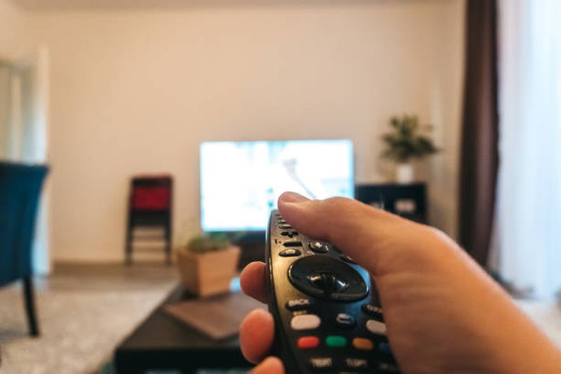 om care apasa pe telecomanda in fata televizorului