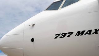 VIDEO. Avion Boeing 737, cu 85 de oameni la bord, &icirc;n flăcări! Copilotul rom&acirc;n a fost rănit. Este al treilea incident similar din ultimele zile