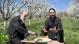 Salata de păpădie, leac-minune împotriva toxinelor din organism. Călugărul Daniel arată cum se prepară la mănăstire - VIDEO