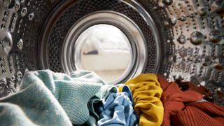 haine în mașina de spălat