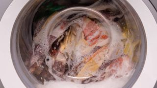 De ce nu trebuie lăsate hainele ude în mașina de spălat? Sfaturi uimitoare oferite de specialiști