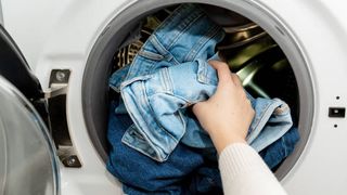 haine în mașina de spălat