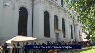 VIDEO- &Icirc;mbulzeală la biserică, pentru apa sfințită. Ziua sf&acirc;ntă a adus ne&icirc;nțelegeri &icirc;n r&acirc;ndul creștinilor