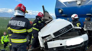 Accident teribil! Un bărbat a murit pe loc, după ce mașina lui a fost spulberată de tren în Făgăraș