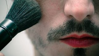 bărbat care se machiază