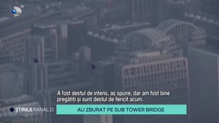 VIDEO- Au zburat pe sub Tower Bridge. Doi parașutiști profesioniști au fost echipați cu un costum special cu aripi. ,,A fost destul de intens''