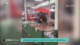 VIDEO- Tarabe inundate după o ploaie torențială. Oamenii s-au văzut nevoiți să-și acopere legumele cu pături și să adune apa cu fărașele