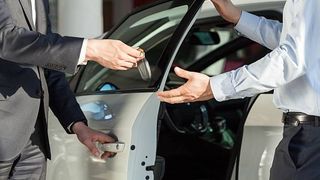 persoană care &icirc;și vinde mașina