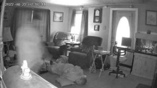 "Fantomă" filmată din &icirc;nt&acirc;mplare &icirc;n camera unui copil care doarme, la o lună după moartea bunicului. "Vrea să-i spună ceva"