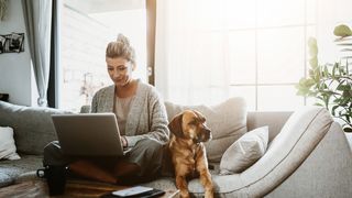 3 avantaje și 3 dezavantaje atunci când lucrezi remote