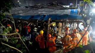 Cel puțin 14 oameni au murit striviți de un panou publicitar uriaș.