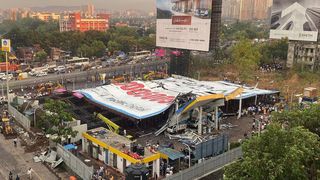 VIDEO. Cel puțin 14 oameni au murit striviți de un panou publicitar uriaș. Imaginile cu momentul tragediei sunt cutremurătoare