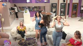 Roberta, atacata de alianța celor trei fete din Casa Iubirii