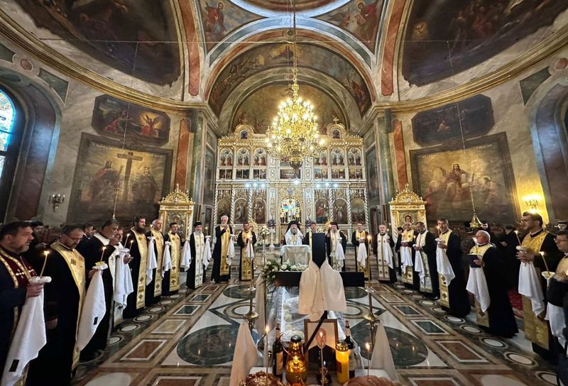 Imagini de la slujba de înmormântare